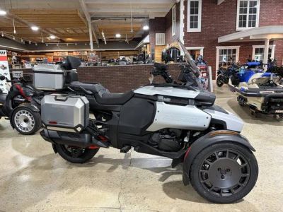 2025 Can-Am® Canyon XT — front three-quarter view