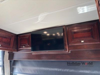 2019 Fleetwood Discovery LXE — photo 7 view