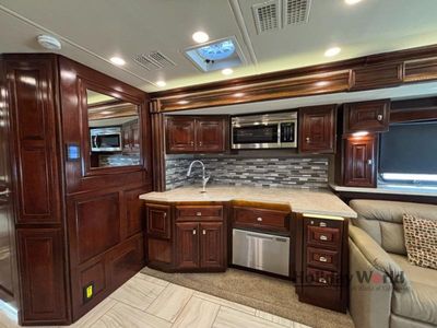 2019 Fleetwood Discovery LXE — photo 12 view