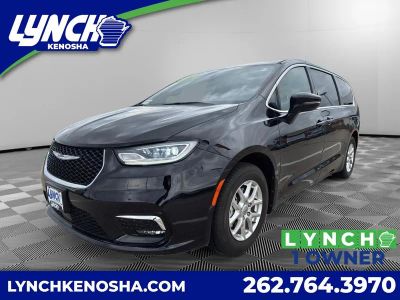2025 Chrysler Pacifica Select in Black — front three-quarter view