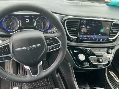 2026 Chrysler Pacifica — photo 14 view