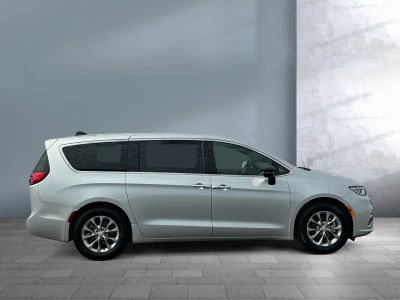 2026 Chrysler Pacifica — photo 7 view