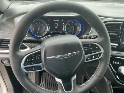 2026 Chrysler Pacifica — photo 13 view