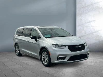2026 Chrysler Pacifica — photo 8 view