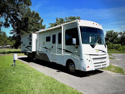 2007 Itasca Sunova — front three-quarter view