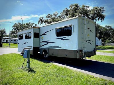 2007 Itasca Sunova — rear three-quarter view