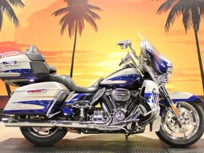 2017 Harley-Davidson® FLHTKSE - CVO™ Limited — front three-quarter view