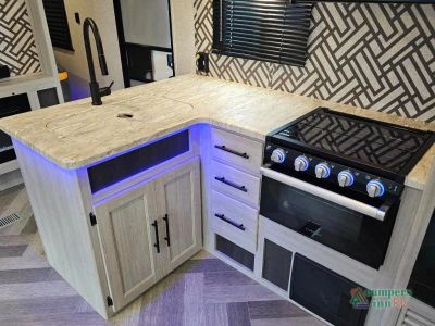 2023 CrossRoads RV Zinger — photo 13 view