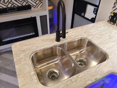 2023 CrossRoads RV Zinger — photo 15 view