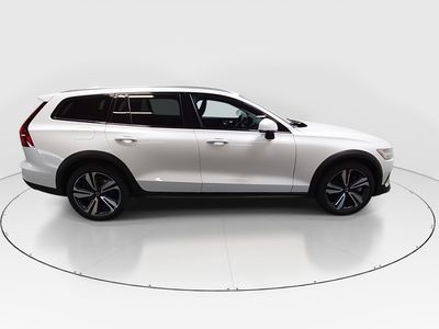 2025 Volvo V60 Cross Country — photo 8 view