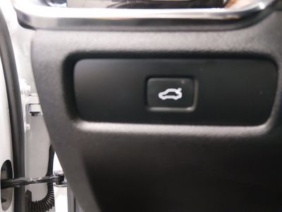 2025 Volvo V60 Cross Country — photo 13 view