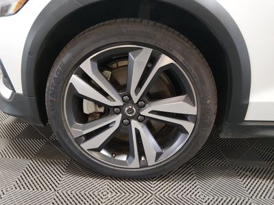 2025 Volvo V60 Cross Country — photo 10 view
