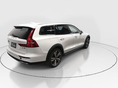 2025 Volvo V60 Cross Country — photo 7 view