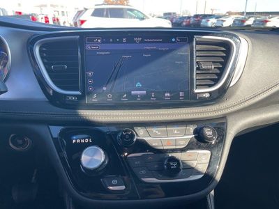 2025 Chrysler Pacifica — photo 10 view