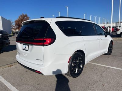 2025 Chrysler Pacifica — photo 15 view