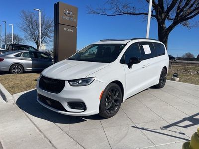 2025 Chrysler Pacifica RUCT53 — front three-quarter view