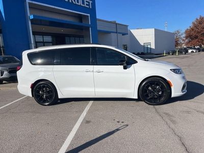 2025 Chrysler Pacifica — photo 14 view