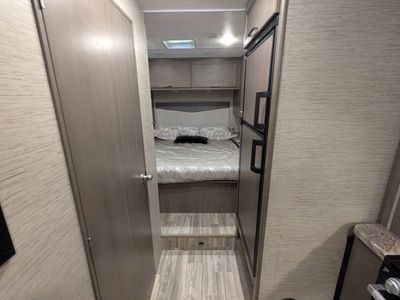 2024 Thor Motor Coach Four Winds — photo 17 view