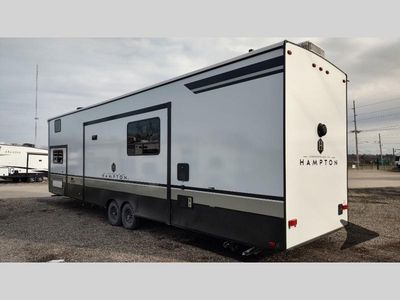 2025 CrossRoads RV Hampton - Photo 12