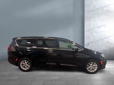2024 Chrysler Pacifica — photo 7 view