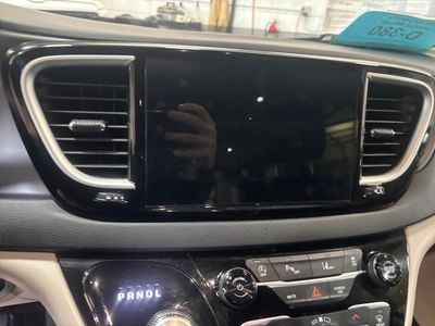 2024 Chrysler Pacifica — photo 11 view