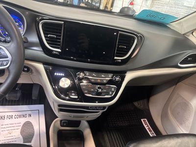 2024 Chrysler Pacifica — photo 12 view