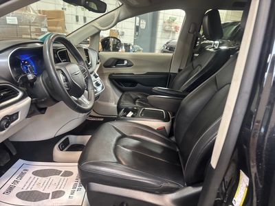 2024 Chrysler Pacifica — photo 9 view