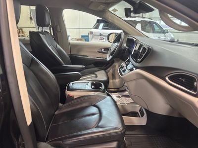 2024 Chrysler Pacifica — photo 15 view