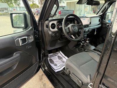 2025 Jeep Wrangler - Photo 14