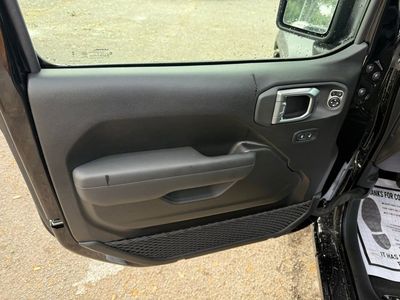 2025 Jeep Wrangler - Photo 12