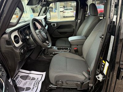 2025 Jeep Wrangler - Photo 15