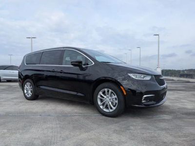 2026 Chrysler Pacifica Select in Diamond Black Crystal Pearl-Coat Exterior Paint — front three-quarter view