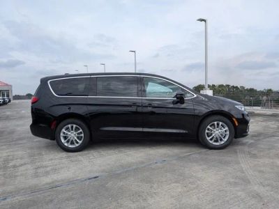 2026 Chrysler Pacifica — side profile view