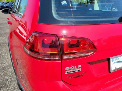 2017 Volkswagen Golf Alltrack — photo 10 view