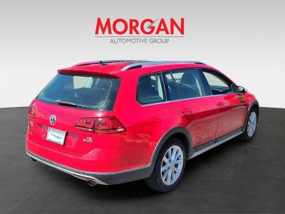2017 Volkswagen Golf Alltrack — interior view