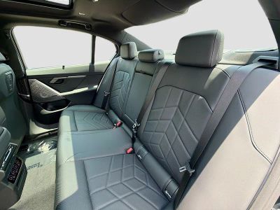 2027 BMW 5 Series — photo 20 view