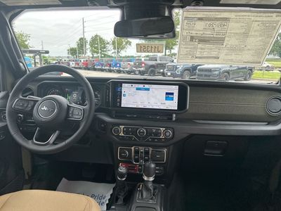 2025 Jeep Wrangler - Photo 12