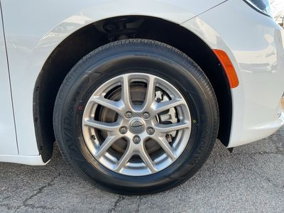 2024 Chrysler Pacifica - Photo 16