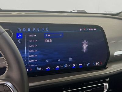 2025 Chevrolet Traverse - Photo 14