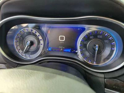 2019 Chrysler 300 — photo 17 view