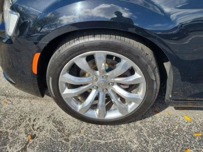 2019 Chrysler 300 — detail view