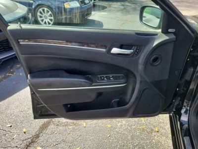 2019 Chrysler 300 — photo 8 view