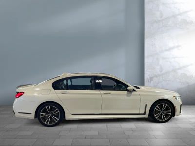 2020 BMW 7 Series — engine compartment view