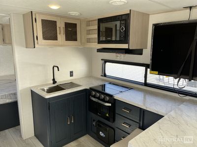 2025 Prime Time RV Avenger — photo 7 view