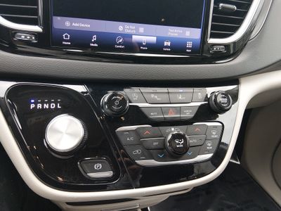 2024 Chrysler Pacifica — photo 13 view