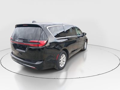 2024 Chrysler Pacifica — photo 7 view