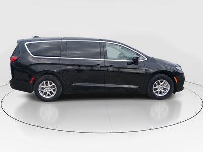 2024 Chrysler Pacifica — photo 8 view