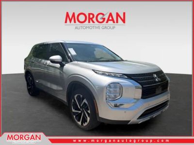 2024 Mitsubishi Outlander SE Black Edition in Black — front three-quarter view