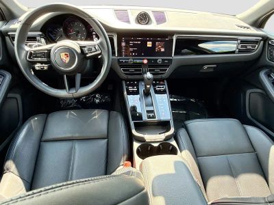 2025 Porsche Macan — photo 16 view
