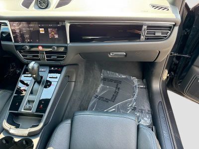 2025 Porsche Macan — photo 18 view